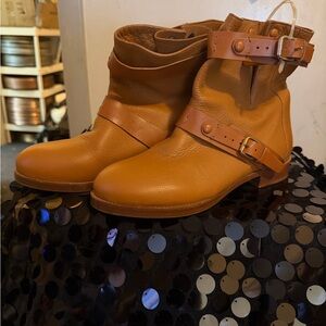 Chic Tan Leather Ankle Booties Chloe